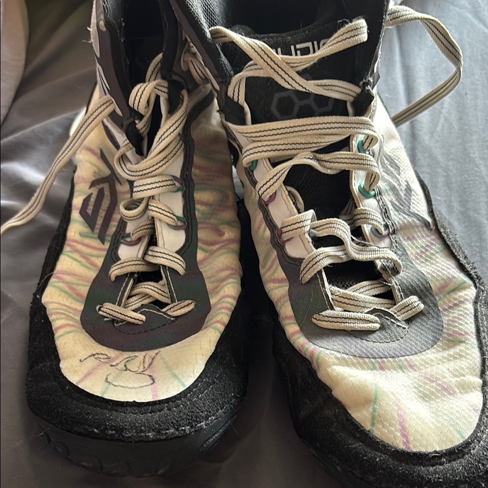 Rudis KS Infinity Wrestling Shoe, W10.5 M 8 signed by Roman Bravo-Young